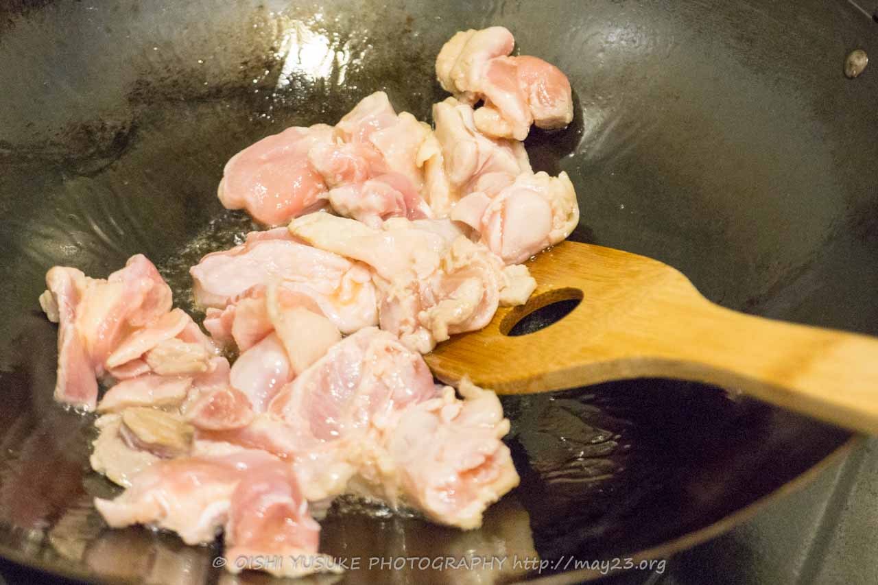 鶏もも肉をごま油で炒める